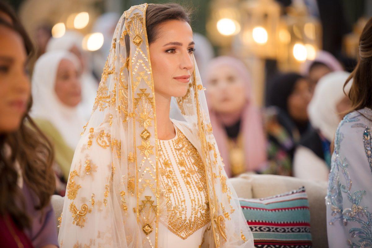 أسرار كيف أجعل الحناء غامقة: دليل لتحسين إطلالة حناء الوجه
