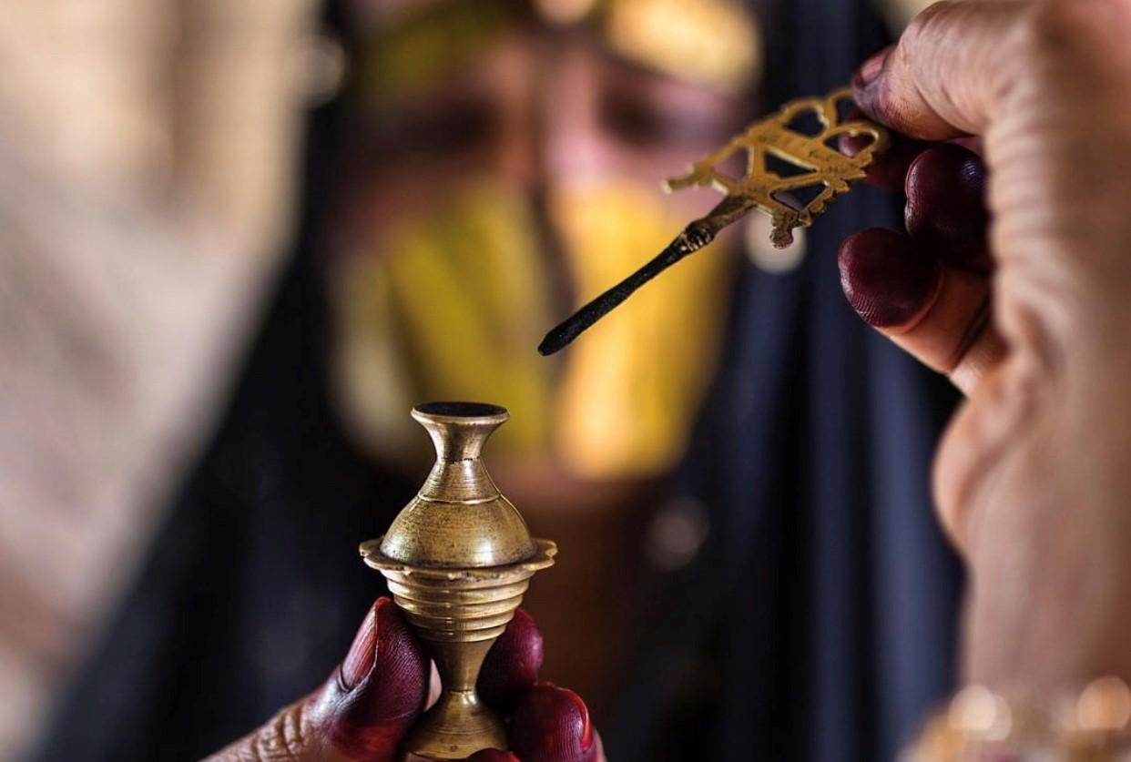 كيفية تطبيق الكحل العربي: نصائح من خبراء التجميل