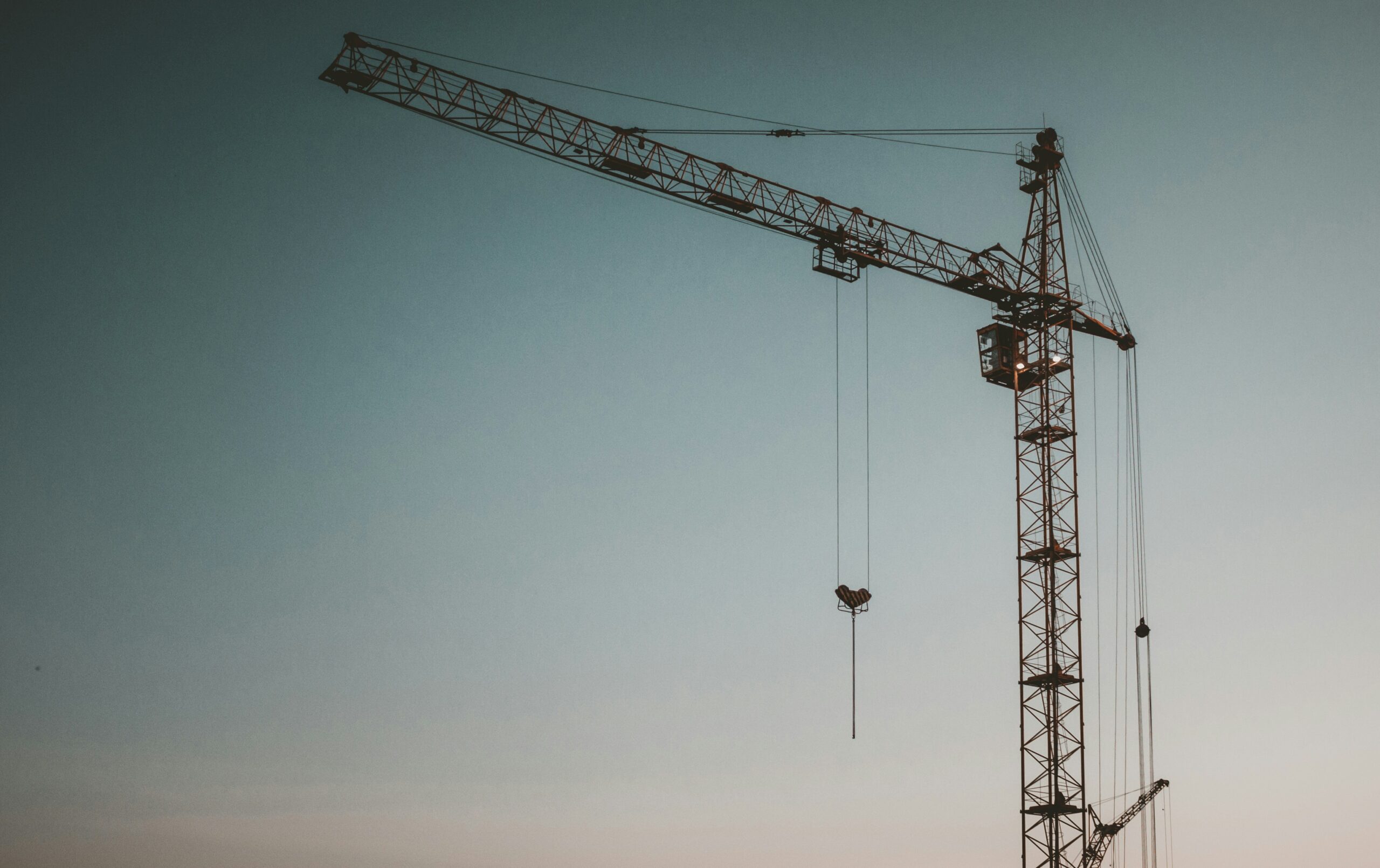 a-large-crane-that-is-standing-in-the-sky-scaled-1 %categories% - أثر رؤية السعودية 2030 على القطاعات الاقتصادية a-large-crane-that-is-standing-in-the-sky-scaled-1 أثر رؤية السعودية 2030 على القطاعات الاقتصادية