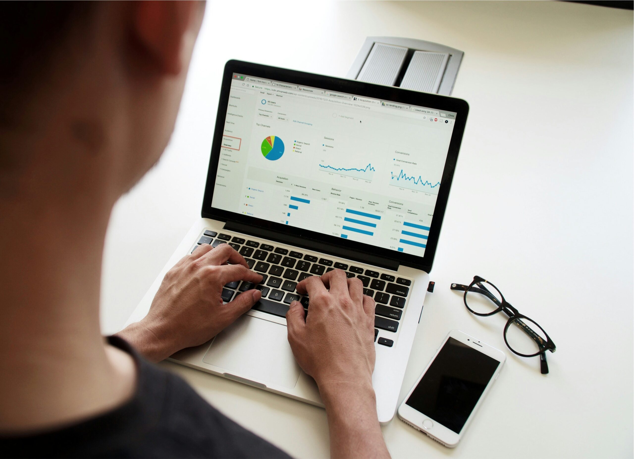 person-using-MacBook-Pro-5-scaled-1 كيفية قراءة القوائم المالية للشركات السعودية